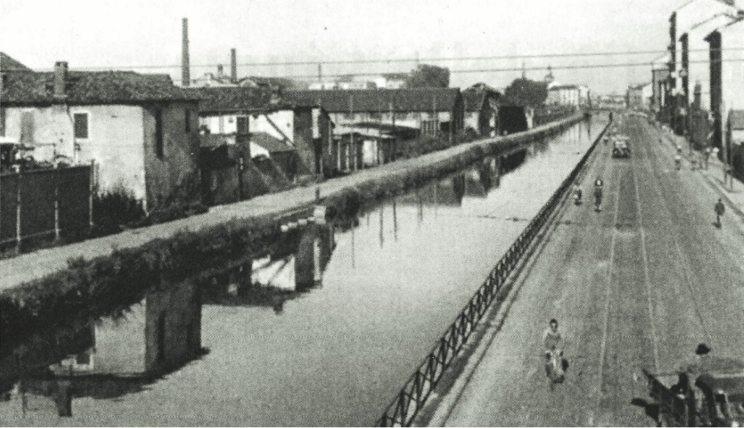 Cascina Baggina e Ripa di Porta Ticinese (anni '30-'40) viste dal ponte ferroviario delle Milizie (S. Cristoforo-Ticinese)