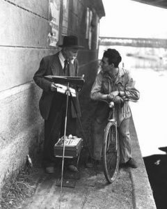 Milano-Barona San Cristoforo 1946. Pittore sotto il ponte ferroviario dell'Alzaia Naviglio Grande. (da Ingrum.com).