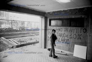 Milano Barona 1974. Occupazione cantiere e complesso edilizia popolare ex IACP Via Lope de Vega-Viale Famagosta. (Immagine dell'archivio Dino Fracchia).
