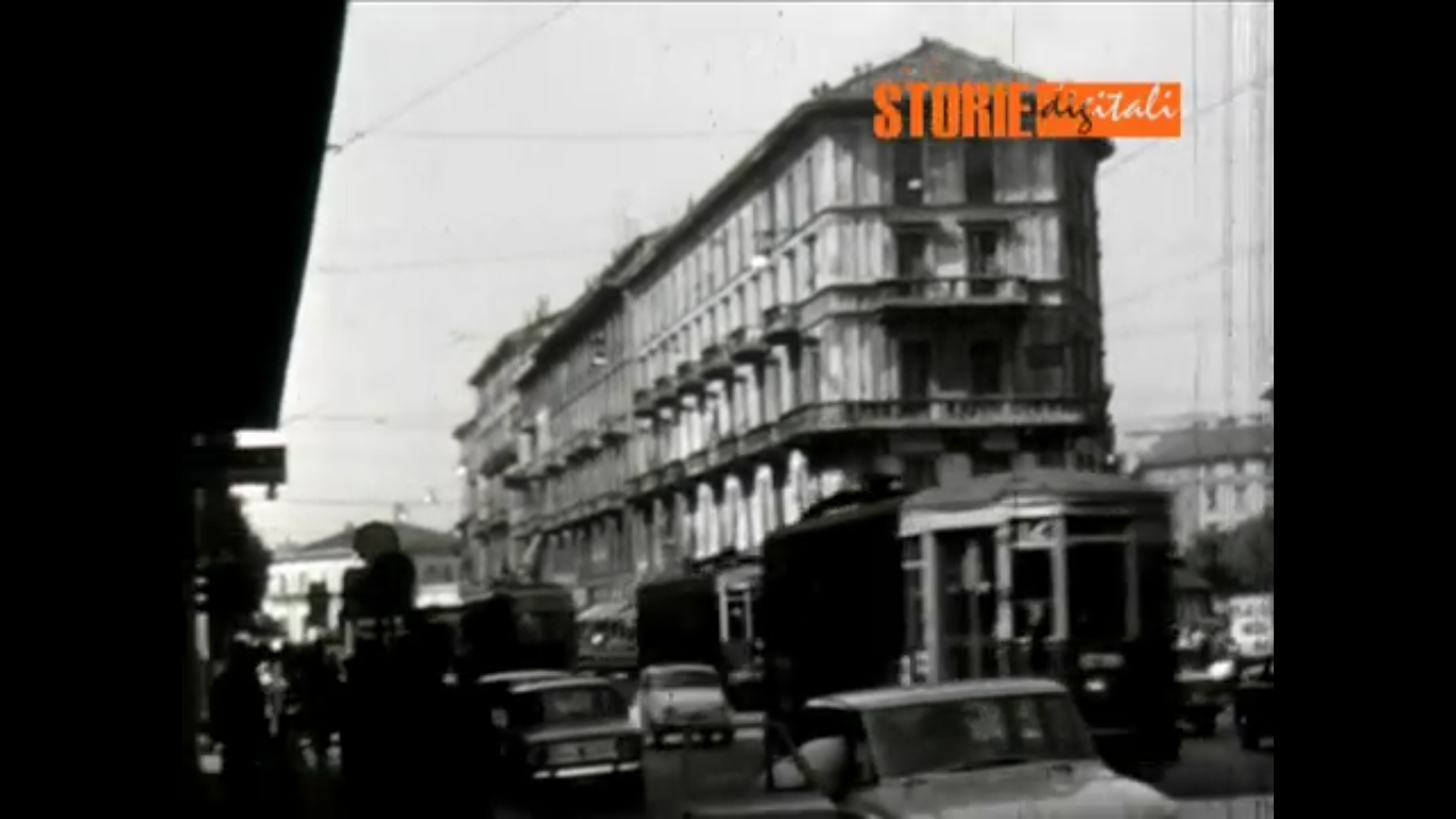 Una trafficatissima Corso Cristoforo Colombo con il tram 12 proveniente dal quartiere Barona. Siamo intorno al 1963. Fotogramma estratto dal video sottostante.