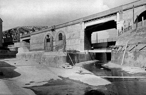 Viale Cassala-S.Cristoforo 1949, edificazione sponde Lambro Meridionale-rifacimento attraversanti il rilevato ferroviario (da Flickriver-Milàn l'era inscì)
