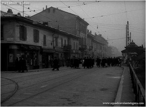 Milano Barona 1953, fotogramma del film "napoletani a Milano". Via Lodovico il Moro angolo Via Pestalozzi.