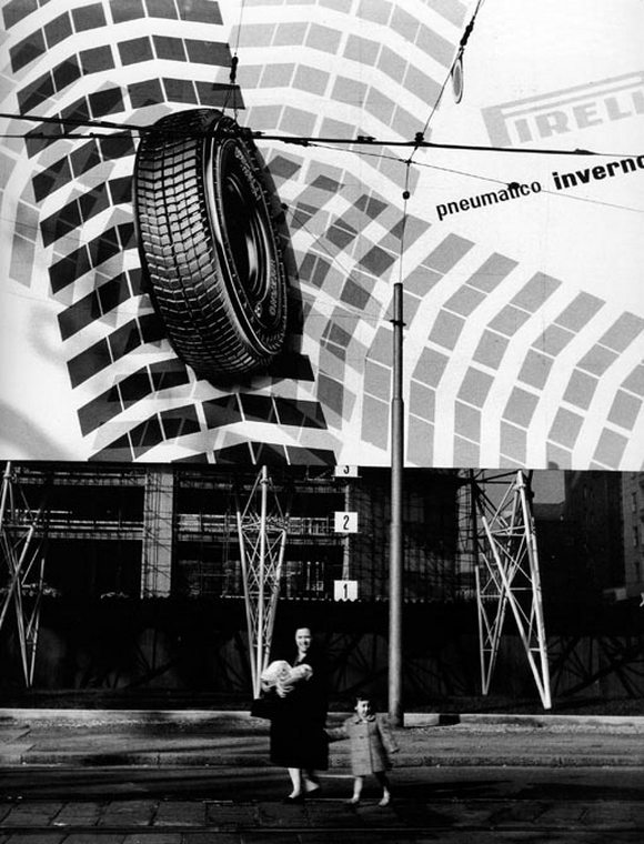 1958 circa, Gigantografia pubblicitaria Pirelli di copertura al cantiere dell'omonimo grattacielo in costruzione. (dalla Via Fabio Filzi). Archivio Paolo Monti