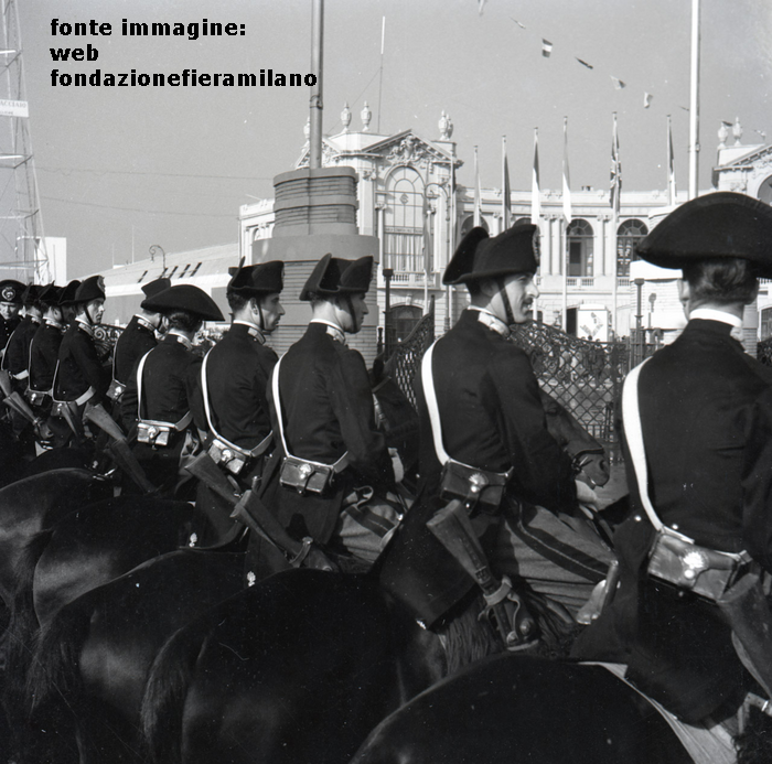 Madrid durante una parata delle milizie del Generale Francisco Franco ? No, Milano 1946, Porta Domodossola, parata di Carabinieri a cavallo in attesa della visita del Presidente della Repubblica Enrico De Nicola.
