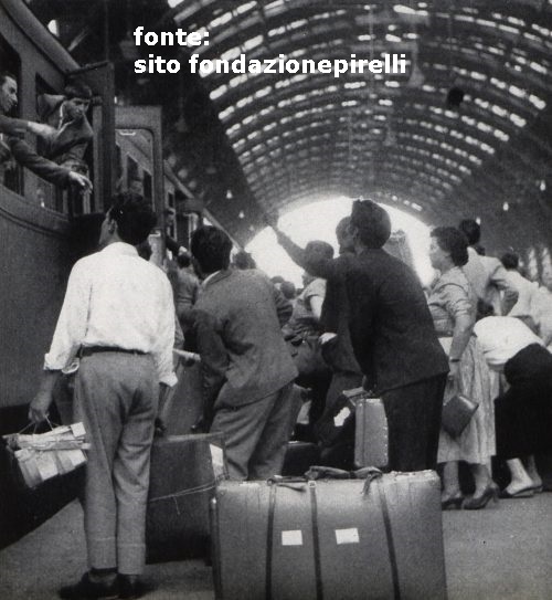 Stazione Centrale, 1959, assalto al treno "Freccia del sud" nel periodo ferragostiano. Piu' che assalto pare una occupazione arbitraria di posti prenotati da parte di passeggeri privi di prenotazione...