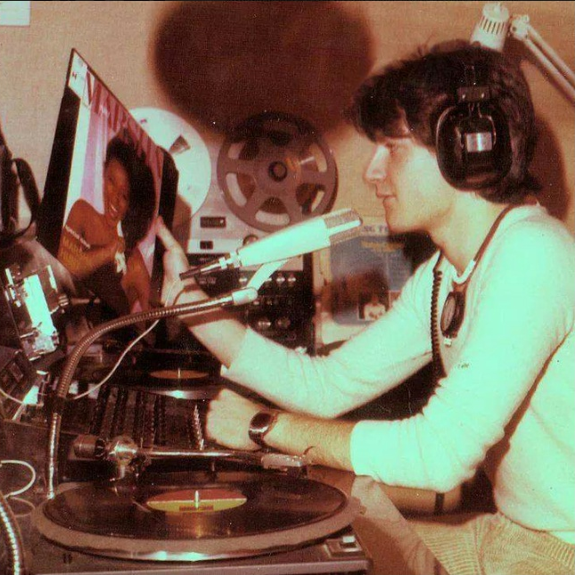 Milano, 1978. Stazione radiofonica di Radio Studio 105. Disk Jockey Mike Chieregato. (fonte: web mi-radio)