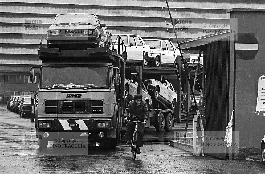Arese Città Metropolitana di Milano, 1978. Camion Bisarca in uscita dallo stabilimento ALFA ROMEO. Fonte immagine: archivio fotografico web Dino Fracchia