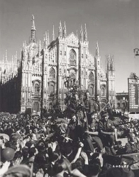 Piazza del Duomo 1945, giorni prossimi al 25 Aprile... tuttavia più che di una vera liberazione dalle dittature fasciste si passò ad una successiva riabilitazione con il MSI e con le destre parlamentari attuali, formalmente in violazione dei Princiipi della Costituzione...