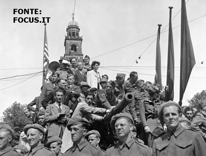 Piazza Castello, 6 Maggio 1945... soldati Inglesi e Statunitensi... festeggiano la"conquista" del territorio italiano settentrionale... appunto, piu' che di liberazione, si tratta di una rioccupazione, da una dittatura... ad un'altra...