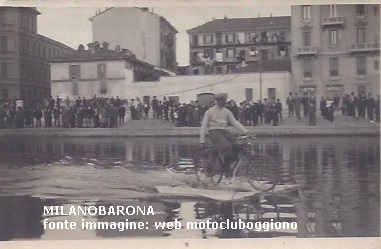 Bastioni di Porta Genova 1923, Darsena, attuale Viale Gabriele D'Annunzio. Presumibilmente un prototipo degli attuali "pedalò" da spiaggia, coperto da brevetto "Limonta". Fonte immagine web: motocluboggiono.