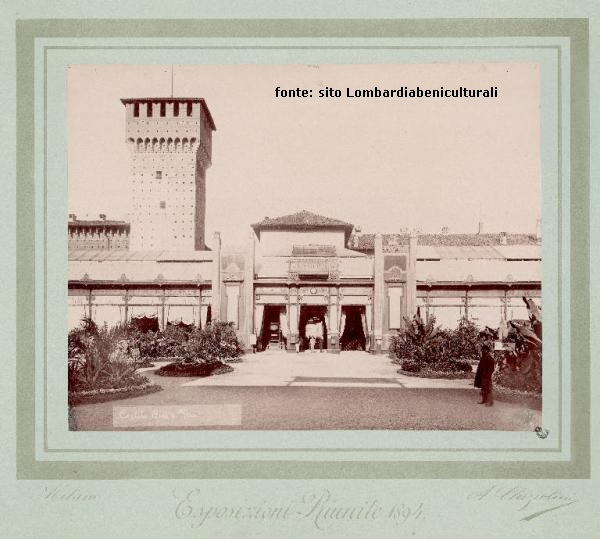 Esposizioni Riunite del 1894 - Castello Sforzesco - Cortile del padiglioni degli Olii e dei Vini. Da notarsi l'assenza della "ricostruita" Torre del Filarete (1890-1905)