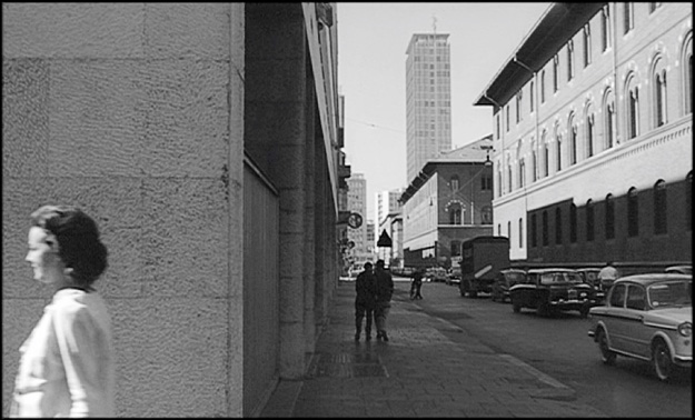 Fotogramma film "La Notte" (regia Michelangelo Antonioni) Torre Galfa Via Copernico 1961