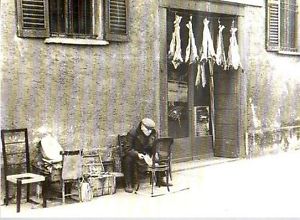 Milano-Verziere, Piazza Santo Stefano, anni '40. Impagliatore di sede dell'omonima Piazza. (da ebay)
