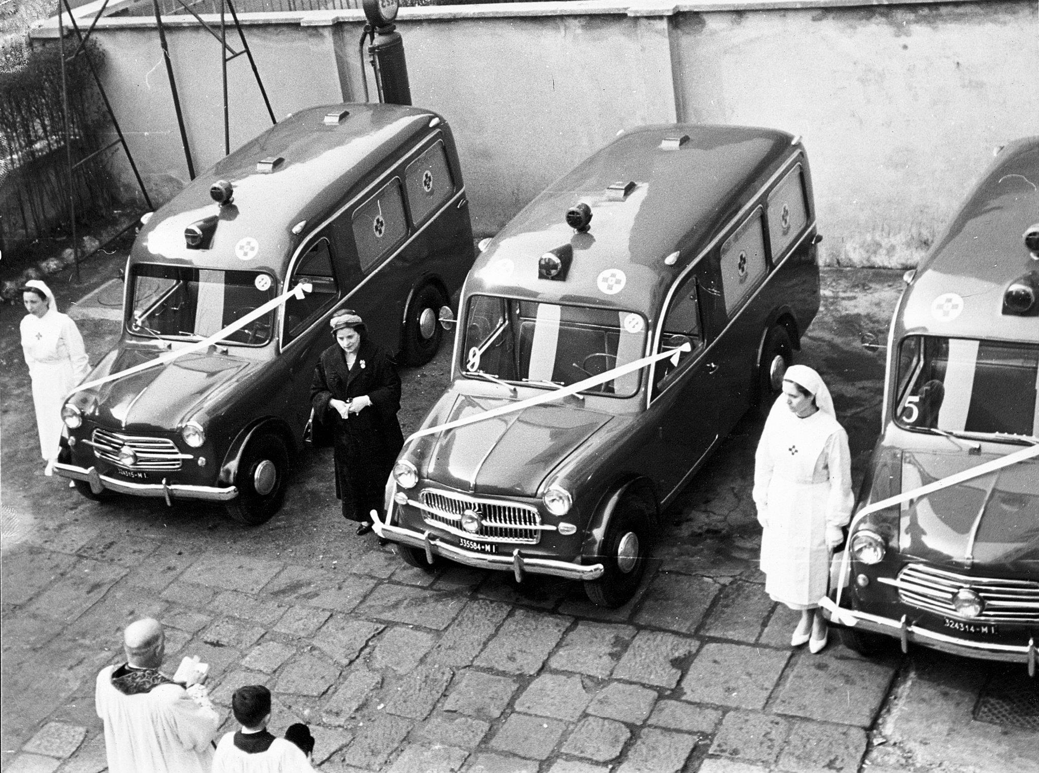 San Vittore-Carrobbio 1957. Via San Vincenzo 25, benedizione nuove vetture di ambulanza Fiat 1100- 2 nel cortile della sede Croce Verde APM (fonte immagine: web APM Milano)