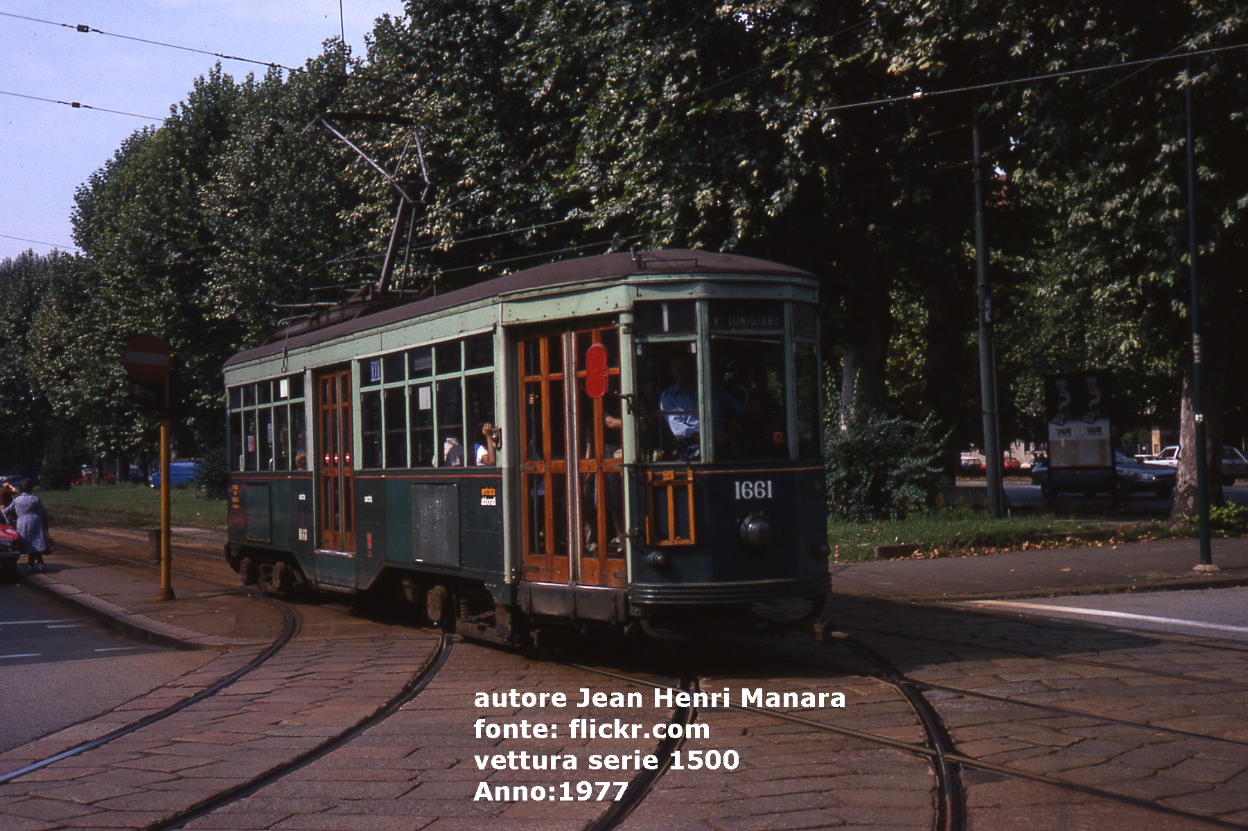 Intersezione tra Corso Sempione e Via Domodossola, 1977. Vettura "1928" serie 1500 parzialmente ricondizionata con doppia alimentazione elettrica, trolley e pantografo. Livrea originale in verde ministeriale .