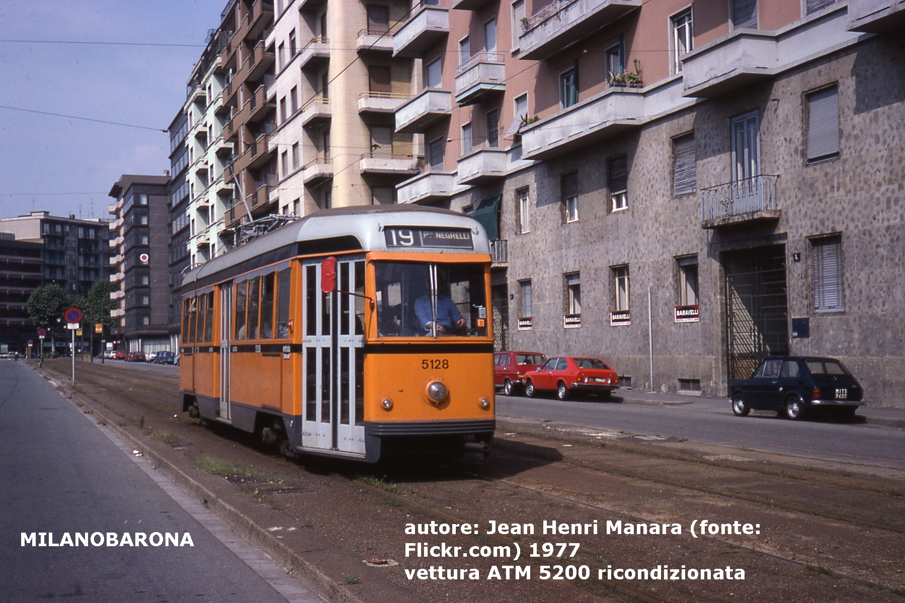 Viale Enrico Boezio, vettura ricondizionata serie 5200, doppio sistema di alimentazione elettrica (trolley, in captazione, semipantografo), linea 19.
