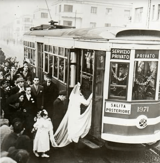 Matrimonio in tram (vettura 1971 Peter Wett) periodo bellico (bande bianche frontali per compesare gli oscuramenti stradali anti bombardamento)