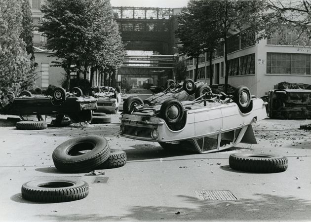 Milano Bicocca. Auto (di impiegati e capi reparto) completamente ribaltate durante scontri violenti avvenuti negli Stabilimenti Pirelli il 23 Settembre 1969 (da Pinterest)