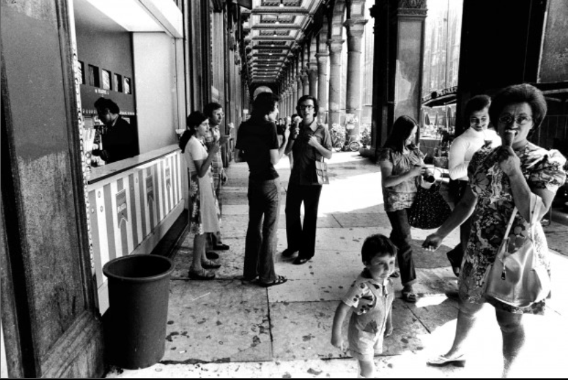 Milano Duomo- estate 1974. Quando Corso Vittorio Emanuele e la sua galleria erano frequentabili anche dalle famiglie alla ricerca di un fresco gelato.