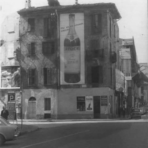 Milano Cordusio, 1970, Via Bocchetto angolo Moneta e gigantografia pubblicitaria
