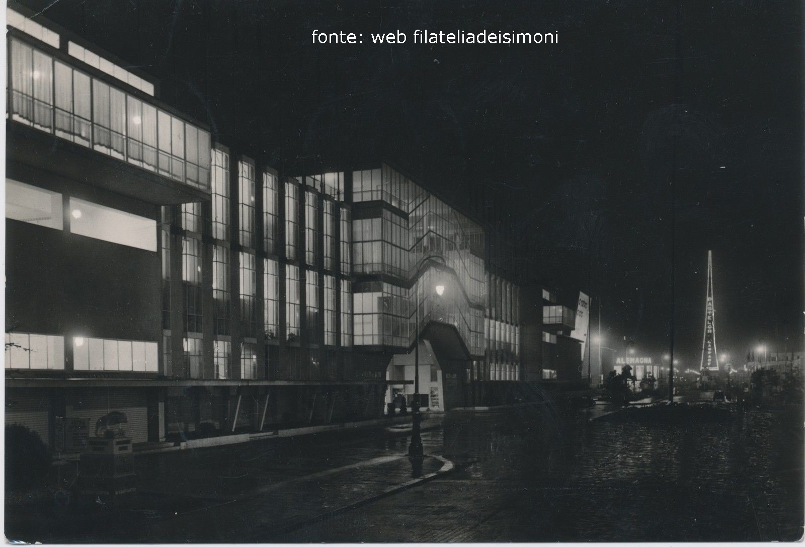 Fiera Campionaria, anni '50. Immagine notturna del Palazzo delle Nazioni.