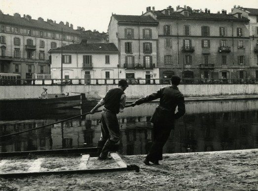 1960 circa, barcaioli lungo la Darsena (Archivio Paolo Monti)