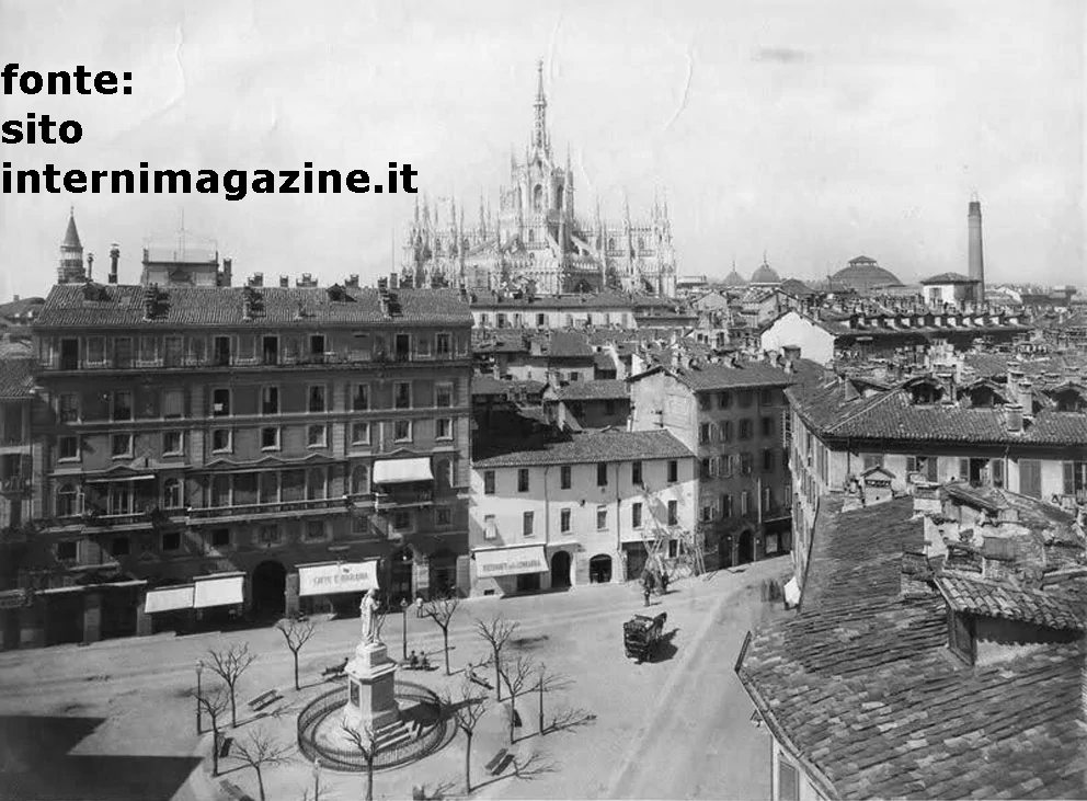 Piazza Cesare Beccaria 1890 circa. Sullo sfondo la ciminiera della Centrale Elettrica in corrente continua prodotta da dinamo, brevetto Edison.