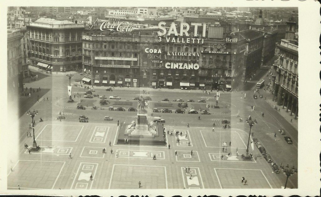 Piazza Duomo Agosto 1953, quando le ferie si trascorrevano sulle guglie all'ombra della Madonnina.