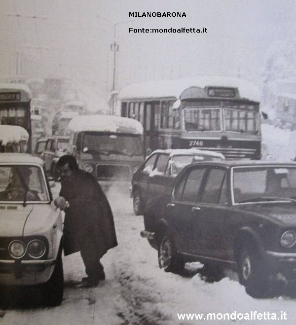 Gennaio 1985, la storica nevicata di circa 1 metro di coltre nevosa che mise in ginocchio Milano e l'intero nord Italia. L'immagine e' un rompicapo nel merito della localizzazione (foto sfocata, sgranata, visibilità ridotta e assenza di riferimenti attendibili. Giudicando dalla numerazione della veletta dell'Alfa Romeo Mille Casaro (l'autobus incustodito sulla destra dell'immagine), ovvero linea 65 e valutando il secondo bus nel lato sinistro dell'inquadratura (capolinea Piazza Agrippa, ovviamente, per il periodo, linea 65), includendo ulteriori dettagli,quali la presenza di un bifilare filoviario (rimosso nella direzione opposta... quindi tracce ed indizi di una ex linea filoviaria in dismissione... non si potrebbe escludere che il luogo dello scatto fosse quello a ridosso del vecchio Cavalcavia Giovanni Schiavoni verso il vecchio tracciato della Piazza Maggi (Barona). Ovviamente si tratta di una ipotesi... considerando che i bus di linea 65, per raggiungere il deposito Giambellino dovevano attraversare Viale Famagosta verso il Cavalcavia Don Milani. Proprio a causa dell'incertezza della localizzazione l'immagine non verrà, comunque, postata negli articoli e web dedicati al quartiere Barona (per il momento). La tratta del periodo riservata alla linea 65 non prevedeva tratti dove circolassero filovie... andando per esclusione si potrebbe, quindi, ipotizzare il Cavalcavia Schiavoni... ma si tratta solo di una ipotesi con facolta' d'errore...