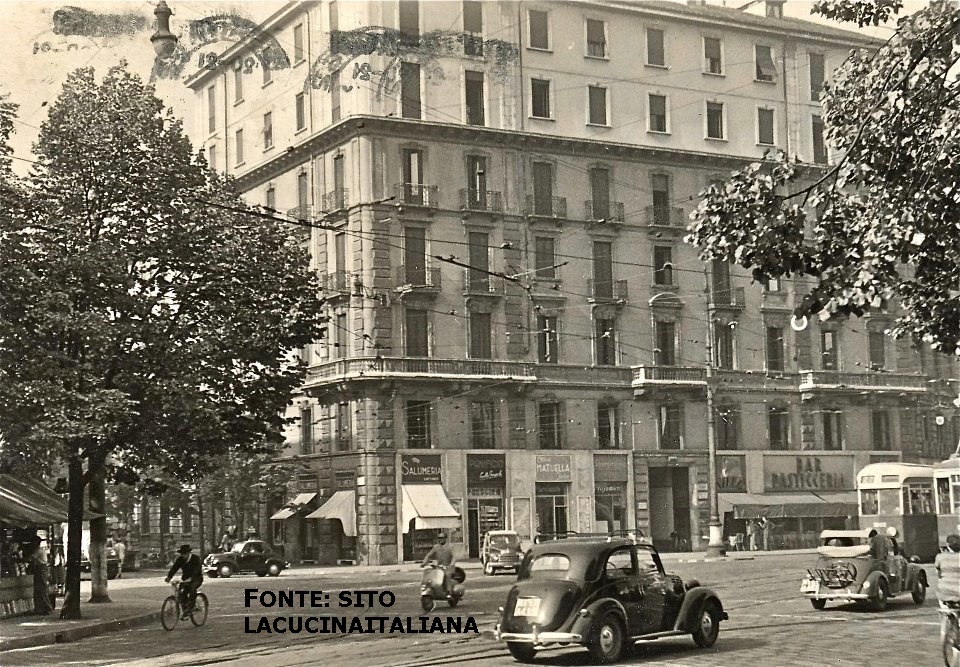 Piazzale Cadorna angolo Via Giosuè Carducci, 1950 circa.