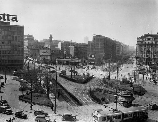 Piazzale Loreto 1955 circa (la Torre Breda è ben visibile sullo sfondo).