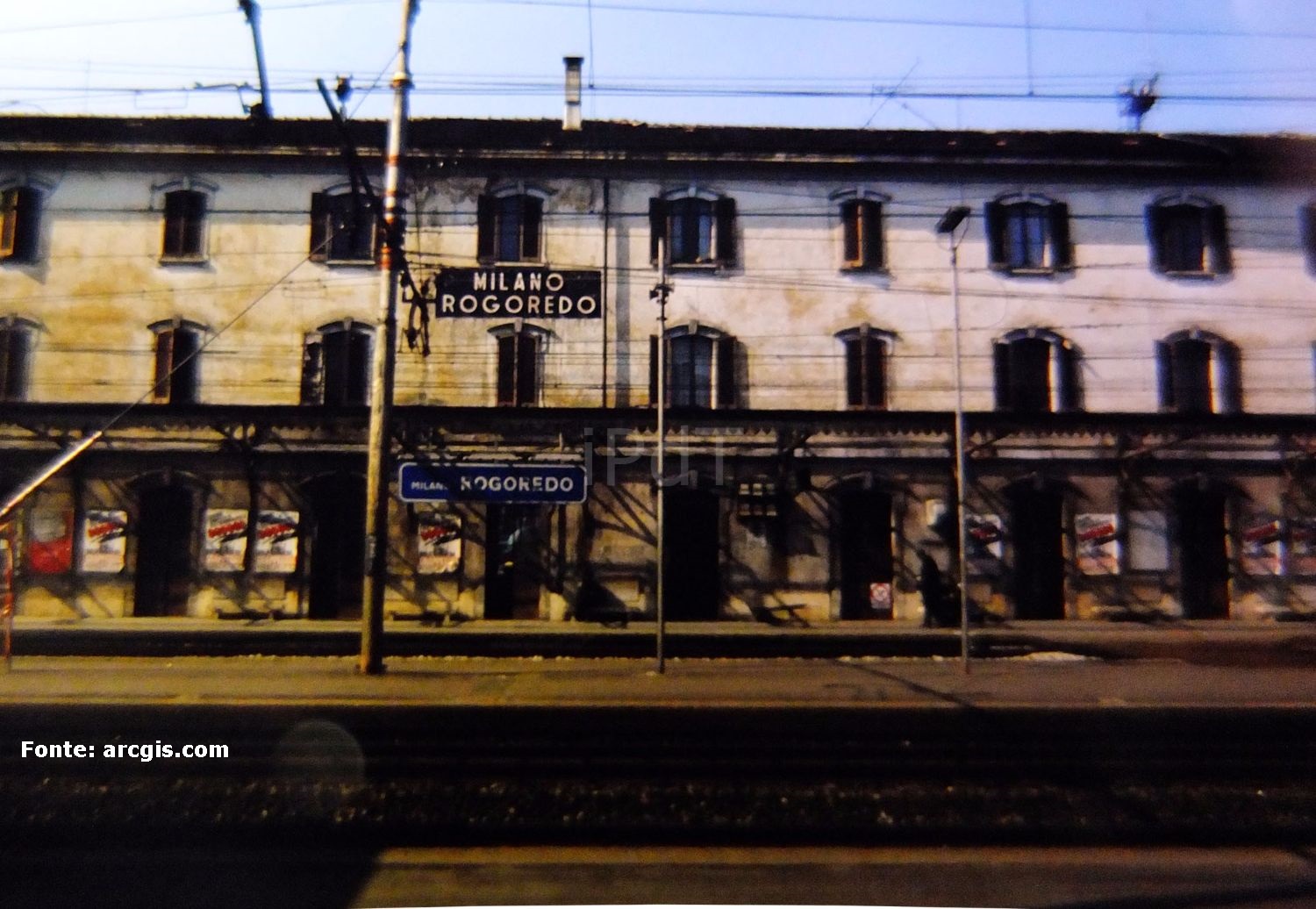 Stazione Rogoredo FS, 1984.L'immagine ritrale la vecchia stazione ferroviaria poco prima della sua demolizione con ricostruzione di quella attualmente esistente.