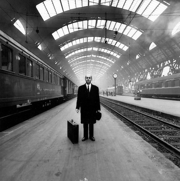 Milano Stazione Centrale 1970 (foto della galleria fotografica di Jacques Villegle).