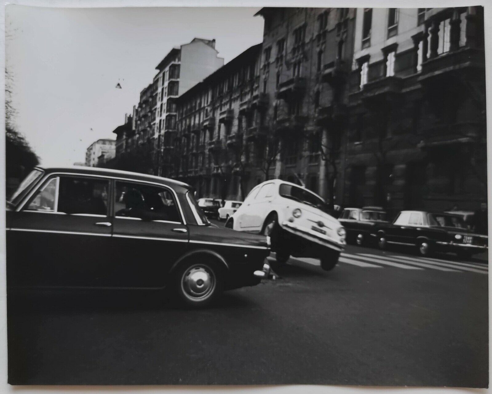Via Elba , 1968 (parallela di Via G. Washington). Fotogramma film Banditi a Milano , sequenza di inseguimento automobilistico "char case". (Regia Carlo Lizzani)