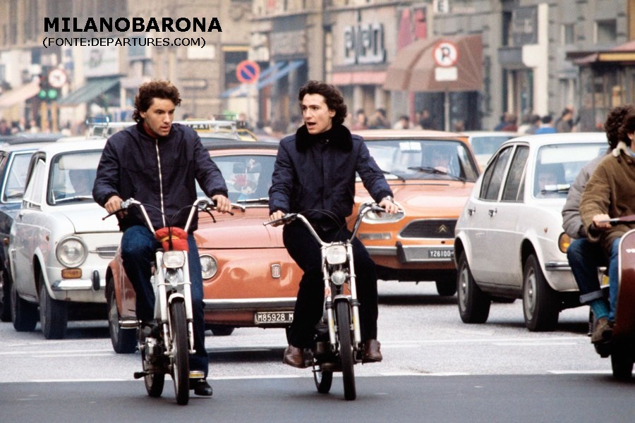 Corso Buenos Aires 1980 circa (dal risvoltino dei Jaens di uno dei passeggeri dei motocicli ritratti potremmo anche verso il 1983-84, periodo nel quale si usava tale "accorgimento" nell'abbigliamento casual maschile) 