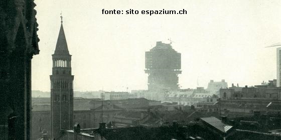 Torre Velasca in costruzione, 1956/57, ripresa dalle guglie del Duomo, sulla sinistra la sagoma del Campanile/Torreottagonale della Chiesa di San Gottardo in Corte di Via Pecorari.