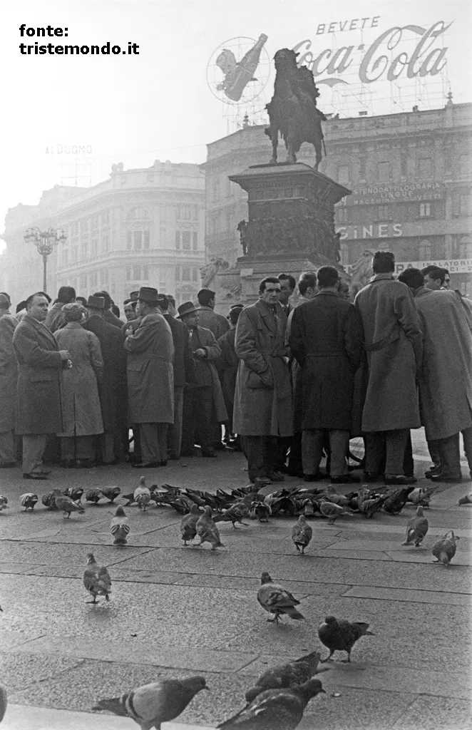 Piazza Duomo 1956 circa. Foto dalla soggettiva non casuale. "Piccionaie" (assembramenti umani e di pennuti...) 