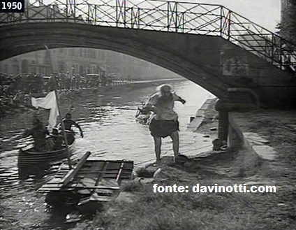 Barona-San Cristoforo, omonimo ponticello pedonale, 1950. Fotogramma dal film: "E' arrivato il cavaliere" (regia, Steno e Monicelli con Tino Scotti).