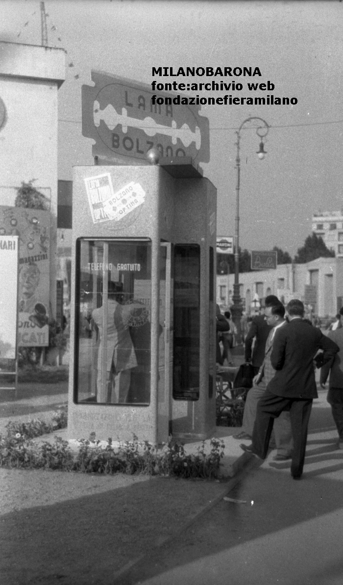 Fiera Campionaria 1947- Cabina telefonica pubblicitaria (antecedente a quelle posate dalla STIPEL in Piazza San Babila nel 1952-53) all'interno dell'area espositiva della Fiera Campionaria.