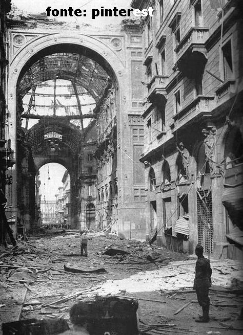15/16 Agosto 1943. Galleria Vittorio Emanuele distrutta dai bombardamenti angloanericani.
