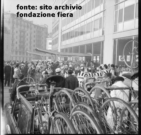 Partenza Giro di Lombardia, 1961, ingresso Direzionale Grattacielo Pirelli, Piazza Duca d'Aosta.