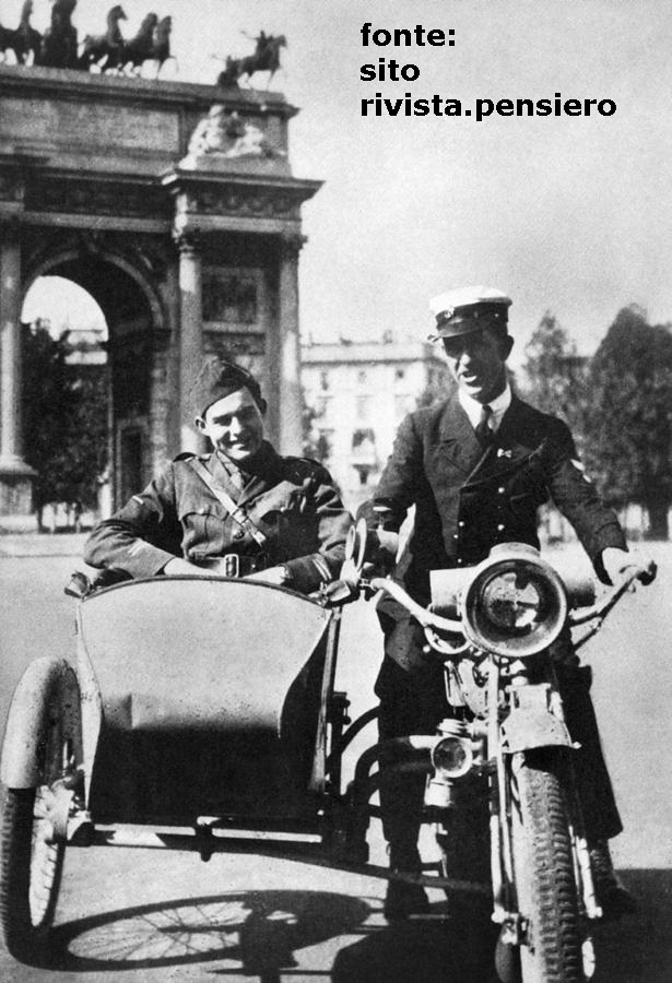 Arco della Pace 1918, lo scrittore Hernest Hemingway (seduto nel sidecar).