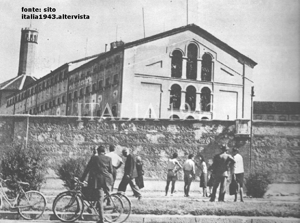 Giugno 1945, Porta Vercellina, Piazzale Aquileia, Carcere do San Vittore, colloqui a "distanza" tra detenuti fascisti e famigliari.
