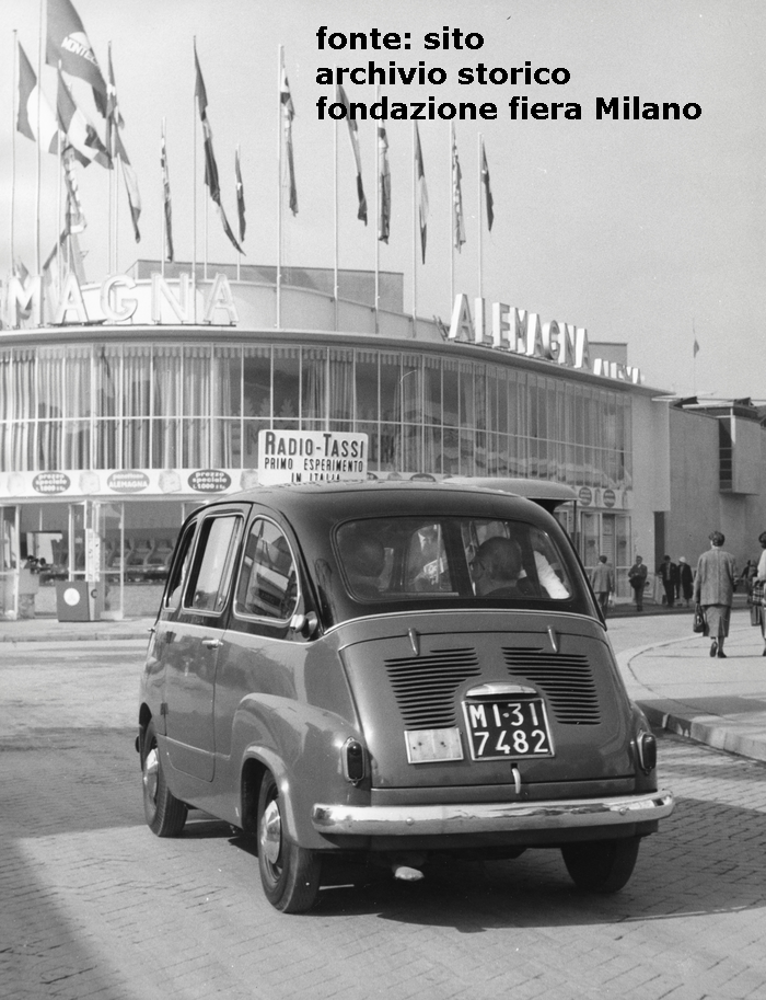 Radio Taxi FIAT 600 Multipla all'interno dell'area fieristica.