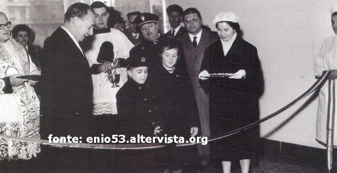 Milano 1957, inaugurazione nuovi impianti di pastorizzazione e confezionamento Centrale del latte. In evidenza la presenza di due "Marinitt". 