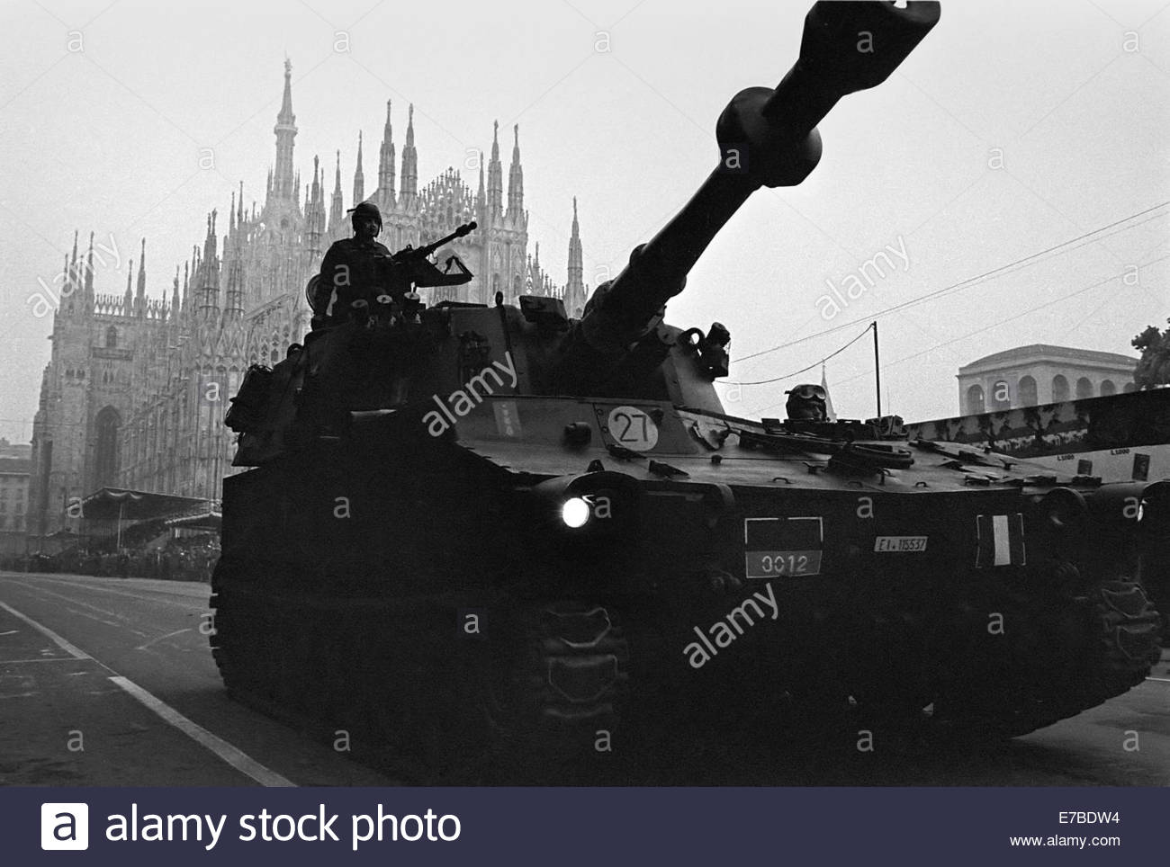 Piazza Duomo 1984 (Maggio), inconsueta Parata Militare delle Forze Armate (EI). 