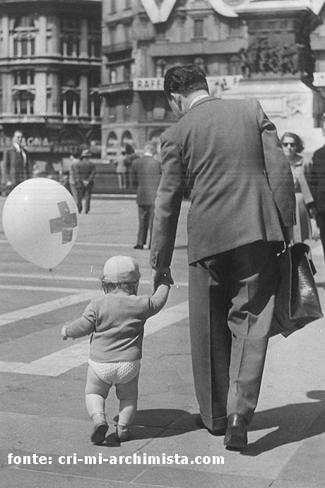 ... sempre Piazza del Duomo, fine anni '50, palloncini con simbolo Croce Rossa Italiana per coloro che offrivano donazioni volontarie.