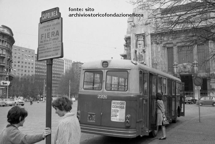 Stazione Centrale, Piazza Duca d'Aosta, anni '60. Bud navetta di collegamento alla Fiera Campionaria. 