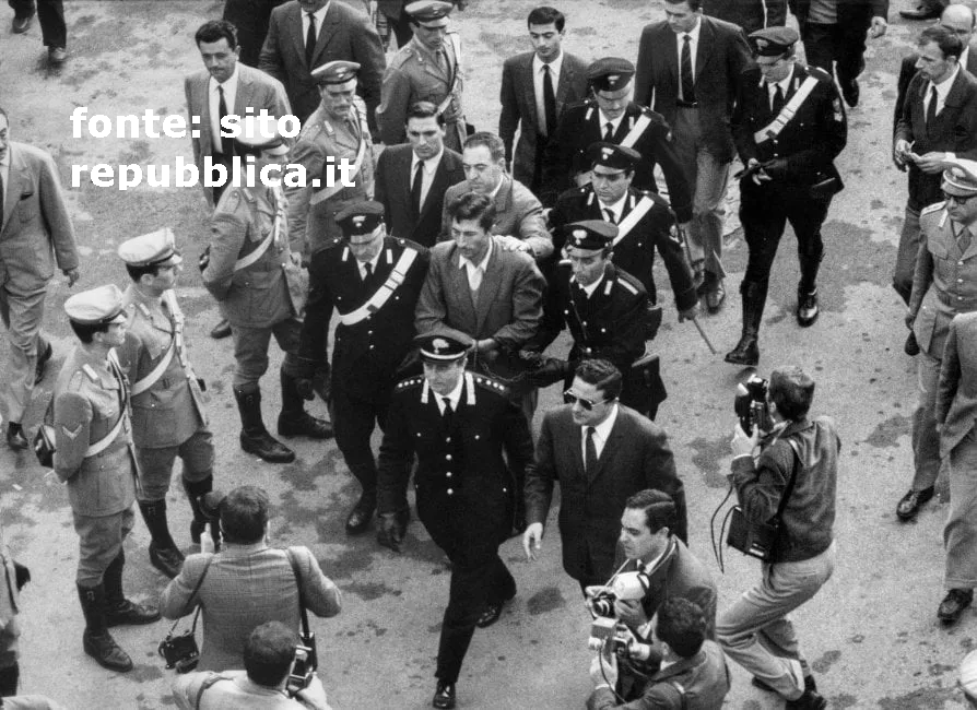 Tra Porta Nuova e Brera, 1967, cortile Caserma Carabinieri, arresto del rapinatore seriale Pietro Cavallero. Delle rapine della Banda Cavallero il regista Carlo Lizzani produsse un film nel 1968 (Banditi a Milano).