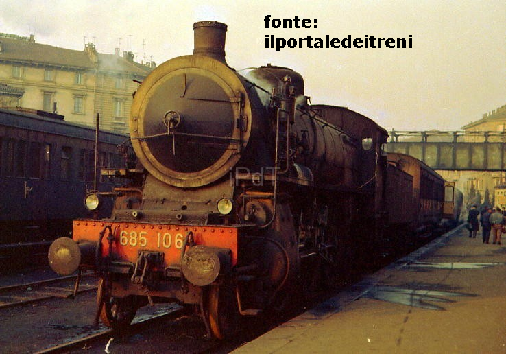 Stazione di Porta Genova, 1963. Locomotiva a vapore (l'elettrificazione della linea Milano Mortara avenne nel 1965).